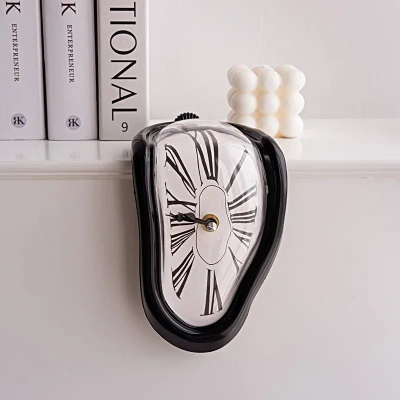 Schmelzende Wanduhr